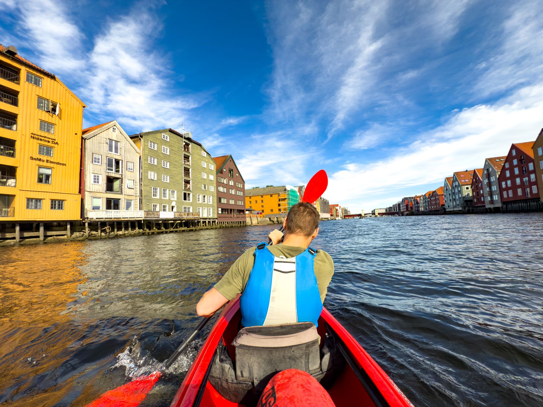 Seth Paddles Down Kanalen